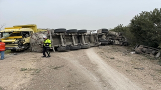 Adana’da kamyonla çarpışan tankerde sıkışan şoför yaralı kurtarıldı