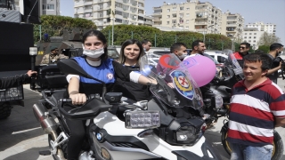Adana’da polis engelli çocuklara ekip araçlarını tanıttı