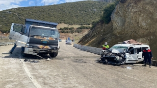 Isparta’da kamyon ile hafif ticari aracın çarpıştığı kazada 1 kişi öldü