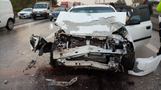Adana’da zincirleme trafik kazasında aynı aileden 5 kişi yaralandı