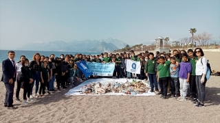 Antalya’da sahilde toplanan çöpler, dikkati çekmek için sergilendi