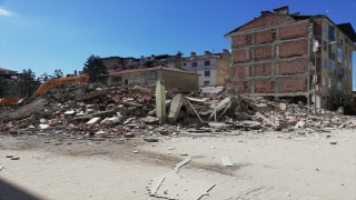 Isparta’da yıkım çalışması yapılan binanın çökme anı kameraya yansıdı