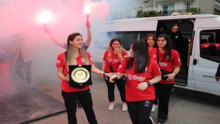 Hentbolda Kadınlar Süper Lig’e yükselen Adasokağı için kutlama yapıldı