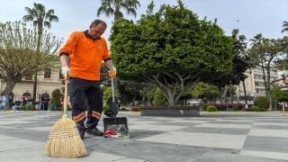 Mersin’de belediyenin temizlik işçisi yolda bulduğu cüzdanı sahibine ulaştırdı