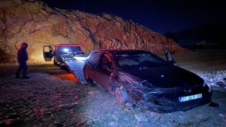 Antalya’da otomobilin şarampole devrilmesi sonucu 2 kişi yaralandı