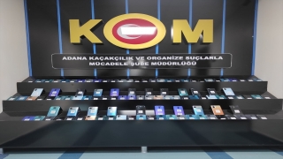Adana’da iki aracın gizli bölmelerinden gümrük kaçağı 205 cep telefonu çıktı