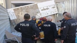Adana’da çalıştıkları inşaat iskelesinden düşen 2 işçi yaralandı