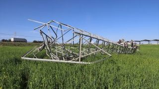 Adana’da demirlerinin bir kısmı çalınan elektrik direği devrildi