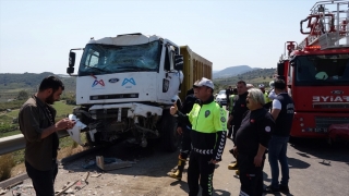 Mersin’de kamyonun iki midibüse çarpması sonucu 5 kişi yaralandı