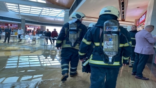 Hatay’da bir alışveriş merkezinin bacasında çıkan yangın söndürüldü