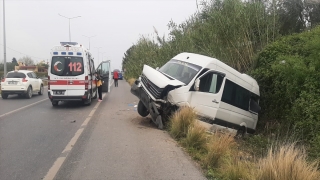 Antalya’da turistleri taşıyan minibüsün devrildiği kazada 12 kişi yaralandı