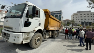 Alanya’da freni boşalan kamyon park halindeki araçlara çarptı