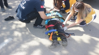Adana’da otomobil ile çarpışan motosikletteki iki kardeş yaralandı