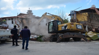 Manavgat’ta sit alanındaki otel belediye ekiplerince yıkıldı