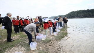 Adana’da ilkokul öğrencileri gölete yavru balık bıraktı