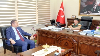 Anamur’da kaymakamın ve belediye başkanının makamına öğrenciler geçti