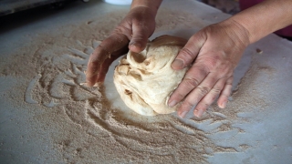 Girit göçmenlerinin asırlık mayayla pişirdiği ekmek sofralara lezzet katıyor