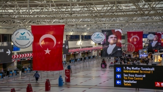 Antalya Havalimanı’nda yerli ve yabancı yolcular 23 Nisan coşkusunu yaşadı