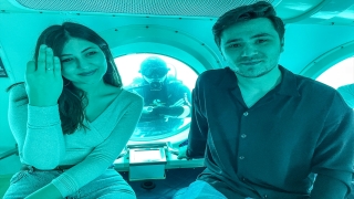 Kız arkadaşına denizaltında sürpriz evlilik teklifi yaptı