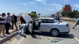 Hatay’da otomobille traktörün çarpışması sonucu 2 kişi yaralandı