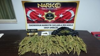 İskenderun’da otomobilinde 1 kilo 762 gram esrar ele geçirilen sürücüye gözaltı