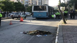 Antalya’da otobüse tutunmaya çalışan patenli çocuklardan biri öldü, biri yaralandı