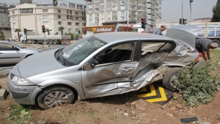 Hatay’da ambulansla otomobilin çarpıştığı kazada 2 kişi yaralandı