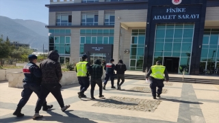 Finike’deki 6 hırsızlık olayının 3 şüphelisi yakalandı