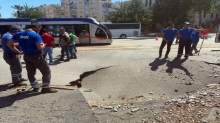 Antalya’da içme suyu ana isale hattında patlama nedeniyle yol çöktü