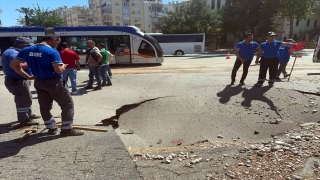 Antalya’da içme suyu ana isale hattında patlama nedeniyle yol çöktü