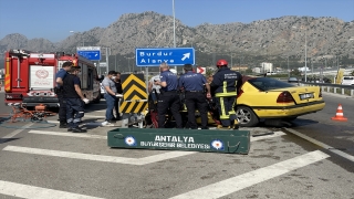 Antalya’da bariyere çarpan taksinin sürücüsü öldü