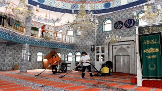 Muratpaşa’da camilerde bayram temizliği yapılıyor