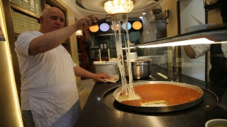 Gastronomi kentinin künefecilerinde bayram telaşı yaşanıyor