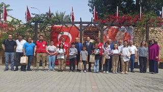 Kozan’da şiir yarışmasında dereceye giren öğrenciler ödüllendirdi