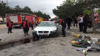 Isparta’da otomobilin duvara çarptığı kazada 2 kardeş yaralandı