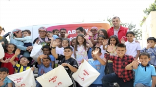 Mersin’de mobil kıyafet aracıyla çocuklara bayramlık ulaştırıldı