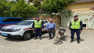 Alanya’da jandarma, çalıntı motosikleti sahibine teslim etti