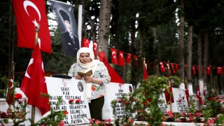 Mersin’de şehitlikte hüzünlü bayramlaşma