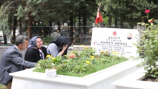 Kahramanmaraşlı şehit Akdal’ın ailesi, evlatlarından ayrı üçüncü bayramlarını şehitlikte geçirdi