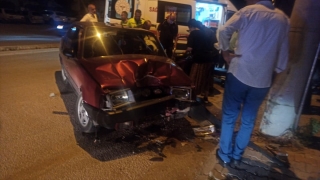 Osmaniye’de aydınlatma direğine çarpan otomobilin sürücüsü yaralandı