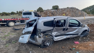 Antalya’da otomobil ile hafif ticari aracın çarpışması sonucu 7 kişi yaralandı