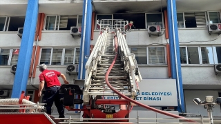 Mersin Büyükşehir Belediyesinin ek hizmet binasında yangın çıktı
