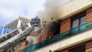 Burdur’da yangın çıkan evde mahsur kalan 3 kişiyi itfaiye ekipleri kurtardı