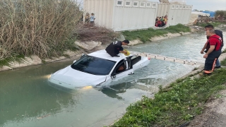 Mersin’de sulama kanalına devrilen otomobilin sürücüsü kurtarıldı