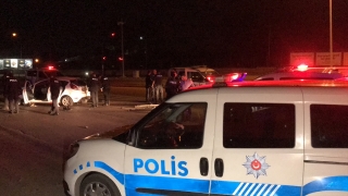 Adana’da otomobille polisten kaçmaya çalışan 3 şüpheli kaza yapınca yakalandı