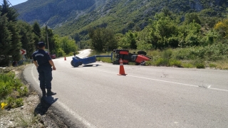 Antalya’da devrilen traktörünün altında kalan çiftçi öldü