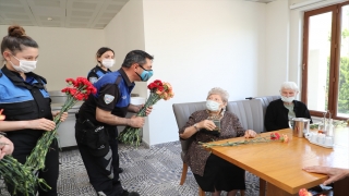 Polislerden huzurevine ”Anneler Günü” ziyareti