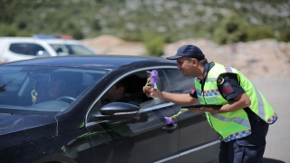 Akseki’de jandarmadan annelere çiçekli kutlama