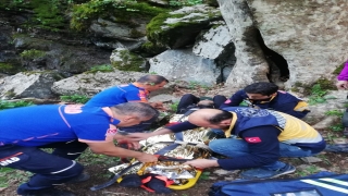 Osmaniye’de kayalıklardan düşerek ayağını kıran vatandaş AFAD ekiplerince kurtarıldı