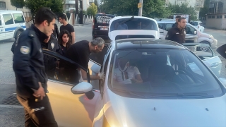 Adana’da otomobille polisten kaçmaya çalışan 3 şüpheli kaza yapınca yakalandı